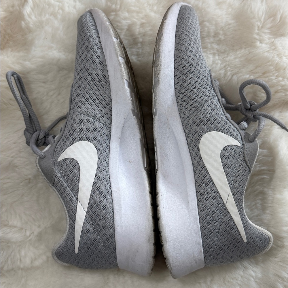 Nike Tanjun Light Gray Sneakers - Picture 4 of 10